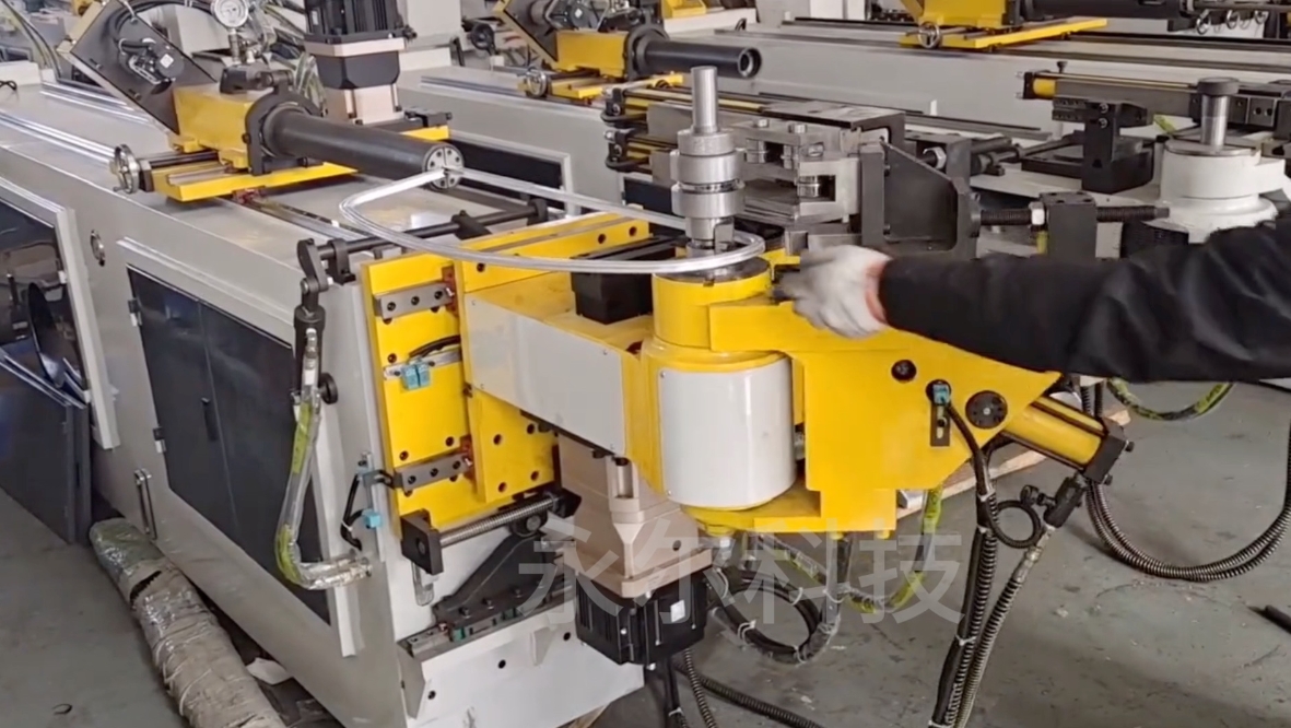 What components mainly make up the hydraulic transmission part of the aluminum alloy cable tray pipe bender?