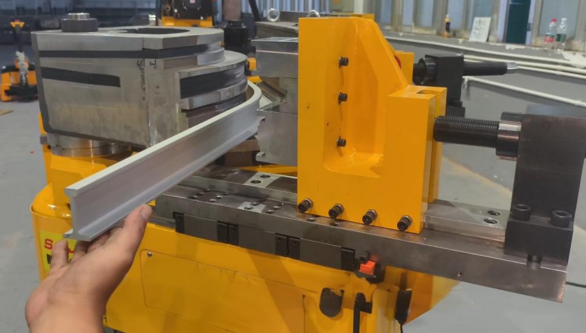 The aluminum alloy cable tray pipe bender