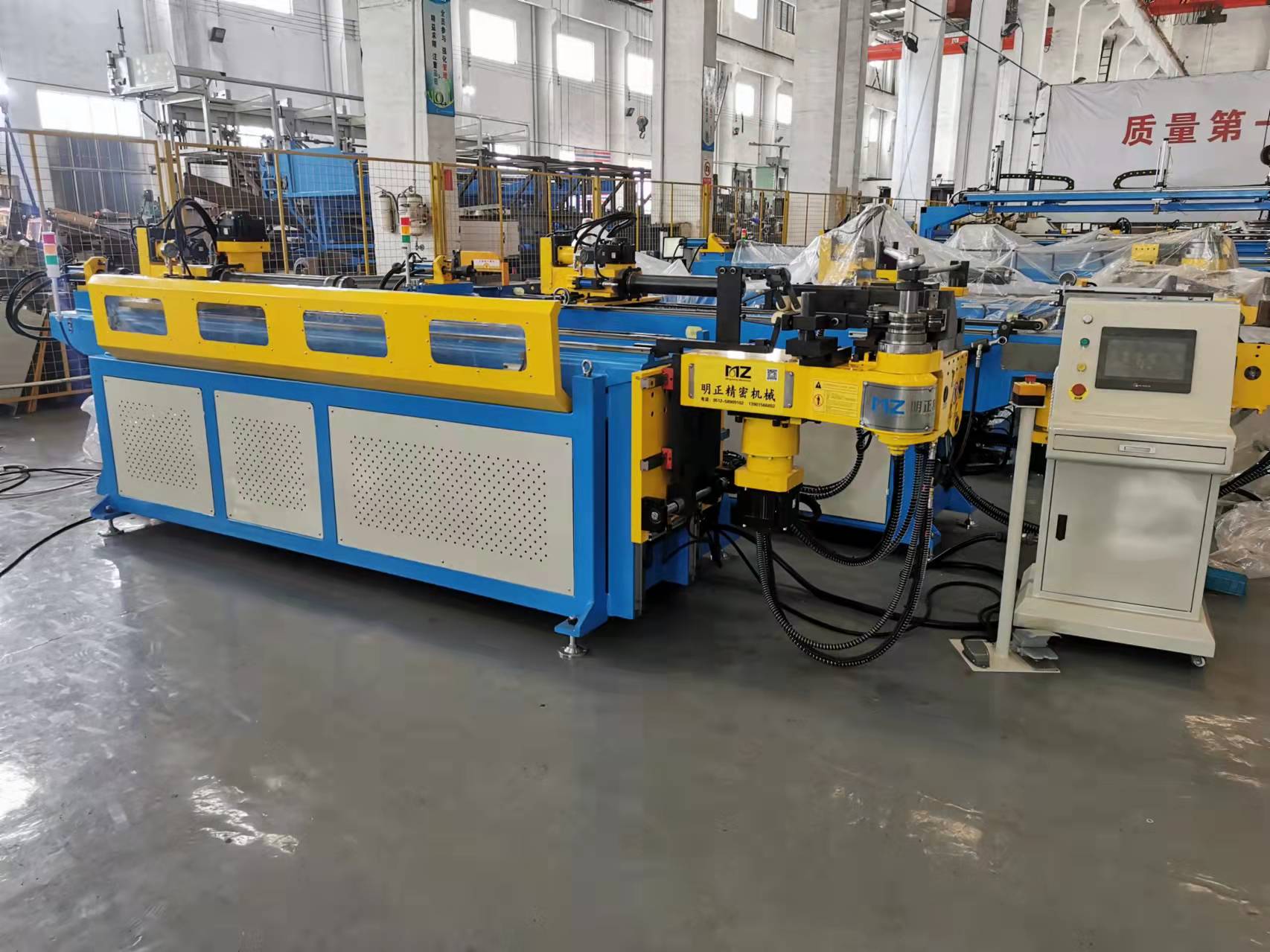 El uso de máquinas de doblado CNC 3D en la industria automotriz ofrece varios importantes beneficios